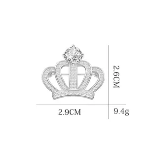 Broche couronne argentée élégante avec zircone cubique pour tenue de soirée chic