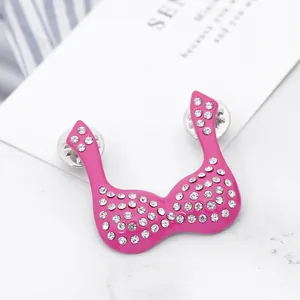 Detail der rosa Emaille Bikini-Brosche mit funkelnden Strasssteinen und silbernen Pin-Verschluss