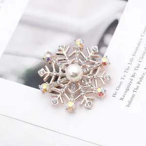 Vue détaillée de la broche flocon de neige avec perle blanche et strass étincelants