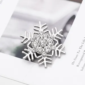 Vue détaillée d'une broche flocon de neige argentée ornée de cristaux et alliage de zinc