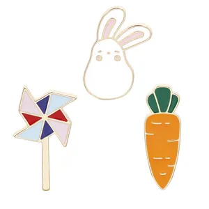 Lot de trois broches en émail mignonnes avec motifs de lapin, moulin à vent et carotte orange