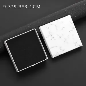 Écrin à bijoux carré motif marbre avec base blanche et mousse de protection, 9.3x9.3x3.1cm