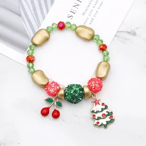 Gedetailleerd zicht op de kerstkralenarmband met feestelijke bedels en gekleurde kralen
