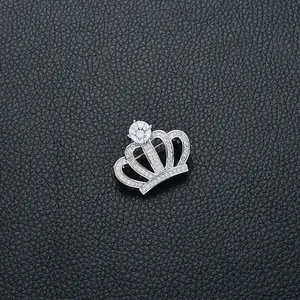 Élégante broche couronne argentée avec micro-zircons et pierre centrale sur cuir noir
