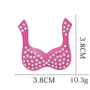 Brosche in BH-Form mit rosa Emaille und funkelnden Strasssteinen in quadratischem Design