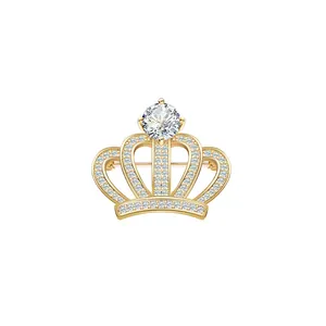 Élégante broche couronne en or avec zircons étincelants pour tenue de soirée femme