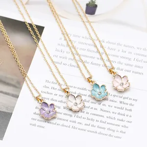 Set di quattro collane con fiori in smalto colorato e strass in stile minimalista