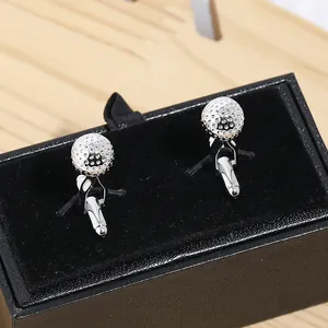 Macro di gemelli a forma di pallina da golf d'argento in una confezione regalo