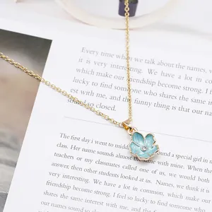 Collana minimalista in oro con pendente a fiore blu chiaro e scintillante diamante