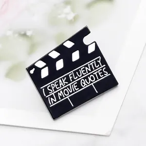 Spilla Smaltata Retrò Ciak Cinematografico Con Slogan I Speak Fluently In Movie Quotes In Lega Per Amanti Del Cinema