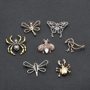 Set di 7 spille a forma di insetti e animali in oro e argento con strass su pelle nera