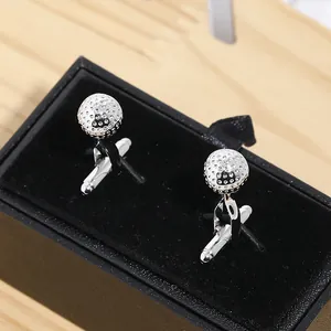 Dettaglio di gemelli da polso a forma di pallina da golf in argento in scatola regalo