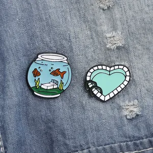 Ensemble de broches créatives aquarium et cœur en émail bleu sur fond en jean bleu