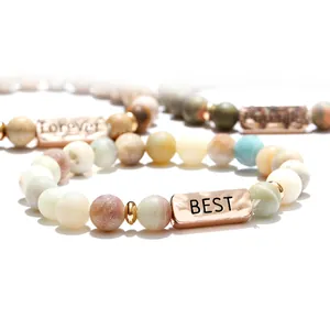 Detail van Best Friend natuursteen kralenarmbanden met gegraveerde roségouden labels