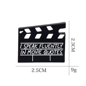 Spilla smaltata vintage a forma di ciak cinematografico bianco e nero, larghezza 2,5 cm