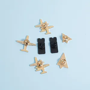 Détails du revers des broches émaillées en forme d'avion et de billet avec fermoirs
