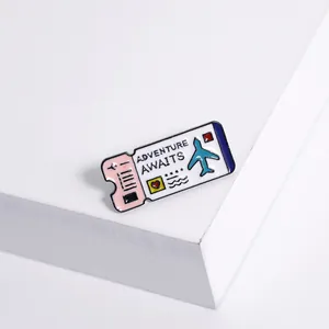 Détail du pin's émaillé carte d'embarquement avec avion bleu et icône de cœur