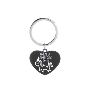 Dettaglio portachiavi a cuore nero con illustrazione di unicorno e scritta Have a Magical Day