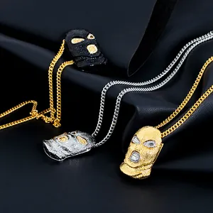 Vue détaillée de pendentifs passe-montagne hip hop en or, argent et noir avec strass