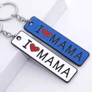 Dettaglio dei portachiavi rettangolari 'I ❤ MAMA' con smalto blu e bianco su metallo