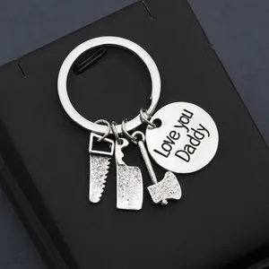 Detailansicht des Vatertags-Schlüsselanhängers mit Werkzeugen und Love You Daddy Gravur