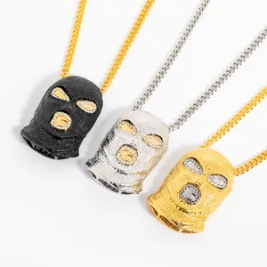 Détail de pendentifs cagoule sertis de cristaux en finitions or, argent et noir mat