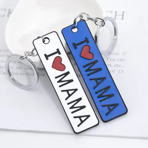 Dettaglio di portachiavi I Love MAMA in blu e bianco con finitura in smalto