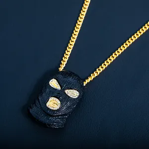 Détail du pendentif masque de ski hip-hop avec diamants sur chaîne gourmette