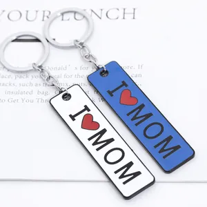 Dettaglio dei portachiavi I Love Mom con smalto lucido blu e bianco e catene d'argento