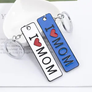 Vista macro di portachiavi I Love Mom in metallo blu e bianco per la festa della mamma