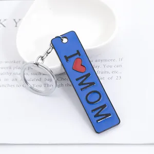 Dettaglio del portachiavi I Heart MOM in smalto blu con anello in metallo argento