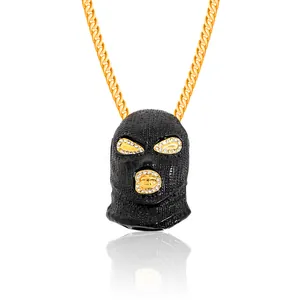 Pendentif cagoule hip hop avec strass blancs et chaîne cubaine dorée sur fond blanc pur