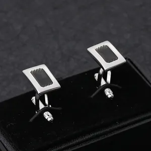 Elegante rechthoekige zwarte emaille zilveren manchetknopen in een luxe geschenkdoos