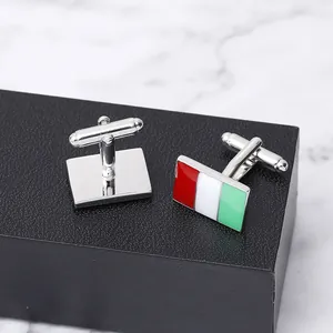 Vue macro de boutons de manchette drapeau italien avec finition argentée et fermoir