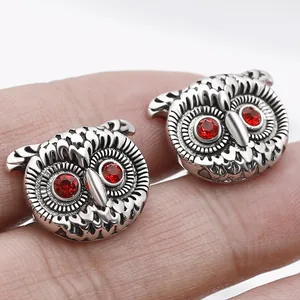 Boutons de manchette chouette en métal argenté avec des yeux en strass rouges vifs