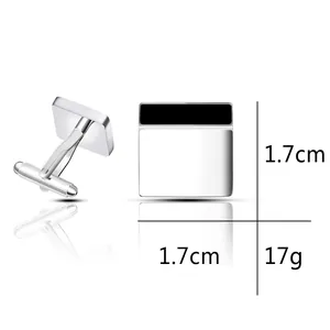 Detailansicht silberner quadratischer Manschettenknöpfe mit schwarzer Emaille, 1,7 cm groß