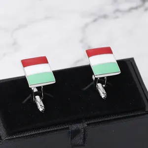 Boutons de manchette drapeau italien en monture argentée dans un coffret à bijoux noir