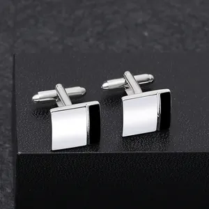 Makroansicht quadratischer silberner Manschettenknöpfe mit geometrischem Design