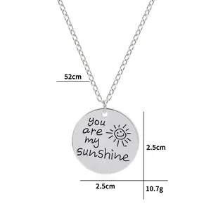Collier minimaliste en argent avec pendentif soleil gravé et chaîne de 52 cm de long