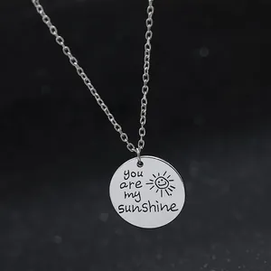 Collier avec pendentif soleil argenté poli et gravure You are my sunshine pour couples