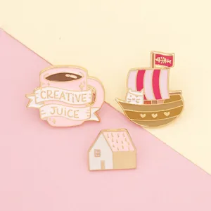 Drie creatieve emaille pins met roze koffiekopje, piraat kat schip en klein huisje