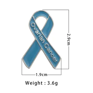 Vue détaillée de la broche ruban émaillé bleu clair avec gravure Ovarian Cancer et dimensions