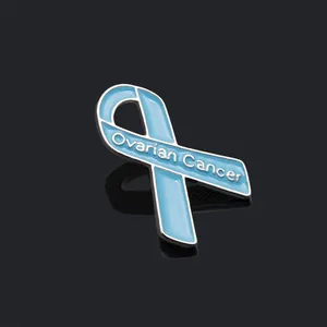 Gros plan sur l'épinglette en ruban bleu clair avec inscription Ovarian Cancer