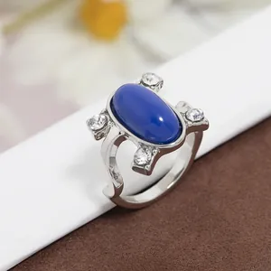Anello vintage in argento con grande pietra ovale blu zaffiro e accenti scintillanti