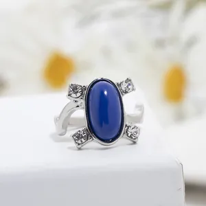 Anello vintage con zaffiro blu ovale e diamanti bianchi su fascia d'argento