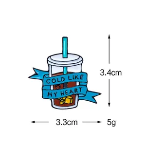 Cartoon Emaille Pin Eiskaffee mit Cold Like My Heart Schriftzug für Damen Kleidung