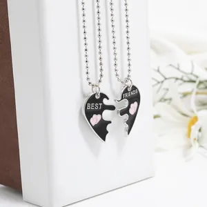 Détail du collier Best Friends en cœur séparable avec émail noir et petits cœurs roses