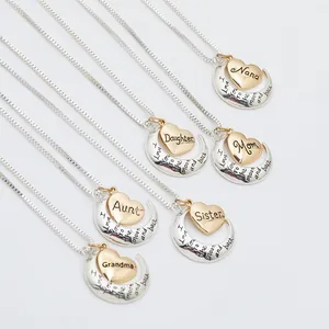 Detail van zilveren maankettingen met hartjes voor mama, dochter, oma en de familie