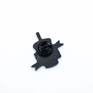 Detailansicht der Rückseite einer schwarzen Metall-Anstecknadel mit Schmetterlingsverschluss
