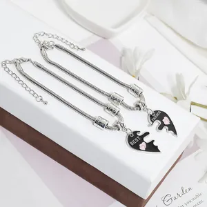 Détail des colliers pendentifs Best Friends en forme de cœur sur une boîte cadeau